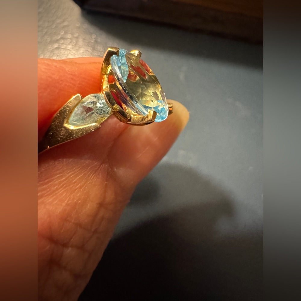 14k Yellow Gold Natural Blue Topaz Ring Size 6 1/2 - Picture 6 of 7